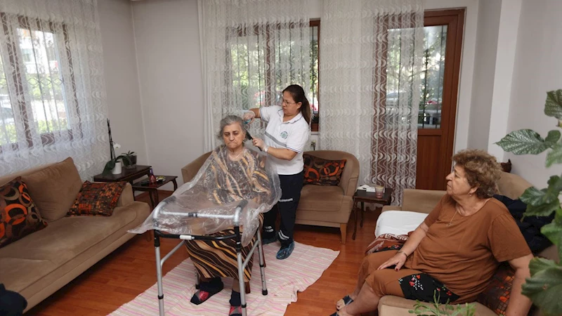 Muğla Büyükşehir’in evde bakım hizmetiyle bayram sevinci kapıya geldi