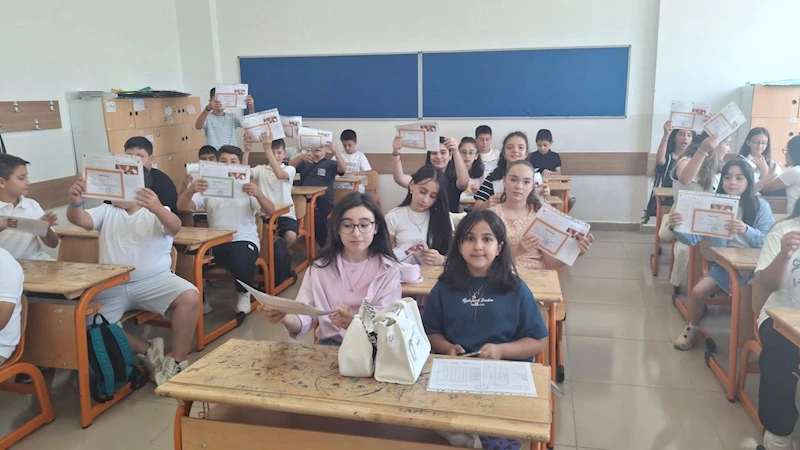 Beypazarı’nda 10 bin 400 öğrenci karnelerini alarak tatili girdi