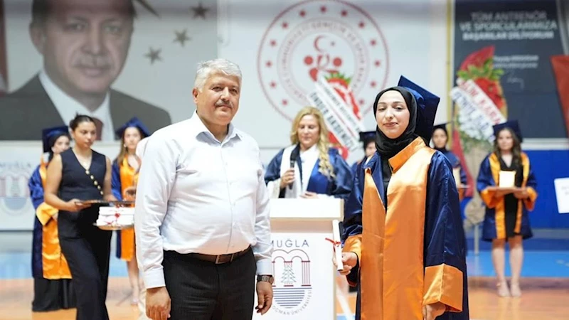 Seydikemer AK Parti İlçe Başkanı Ali Büklü, mezuniyet coşkusuna ortak oldu