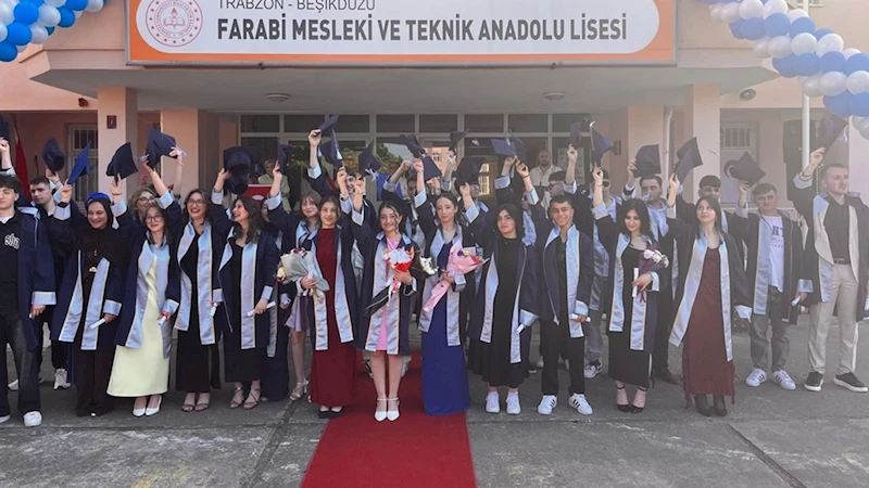 Beşikdüzü Farabi MTAL 30. mezunlarından 37 öğrenci kep fırlattı