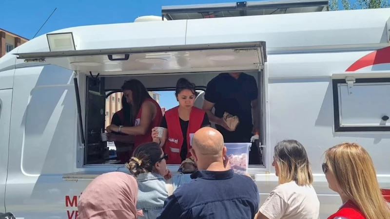 Kars Kızılay Şubesi, YKS heyecanı yaşayan gençlere moral desteği verdi
