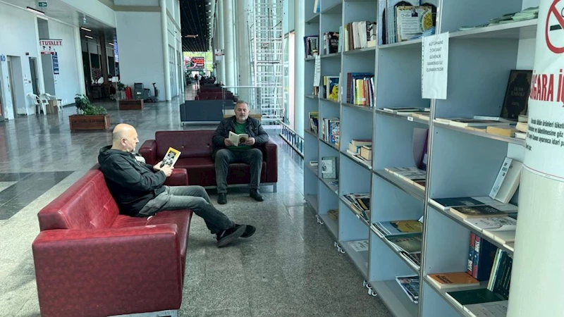 Yolcular otobüslerini kitap okuyarak bekliyor
