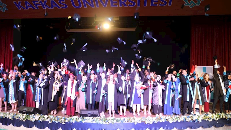 Kars Kafkas Üniversitesi 2024-2025 akademik yılı mezuniyet töreni coşkuyla gerçekleşti
