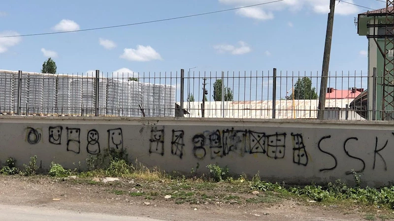 Kars demiryolu istinat duvarı aşk tahtasına döndü! Vatandaşlar temizlik ve önlem istiyor