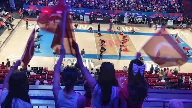 Koruma altındaki çocuklar, Türkiye-Güney Kore voleybol maçını tribünden takip etti