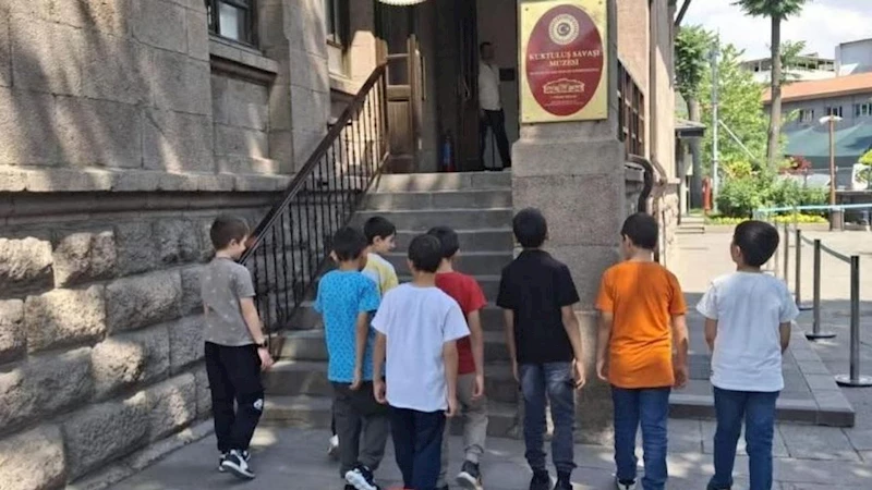 Koruma altındaki çocuklardan Anıtkabir ve Birinci Meclis’e yolculuk