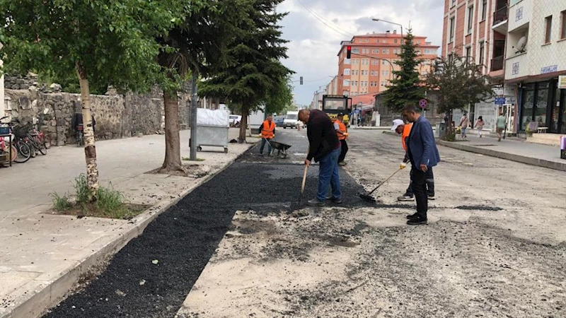Kars Belediyesi bozulan yolların yapımına hız verdi