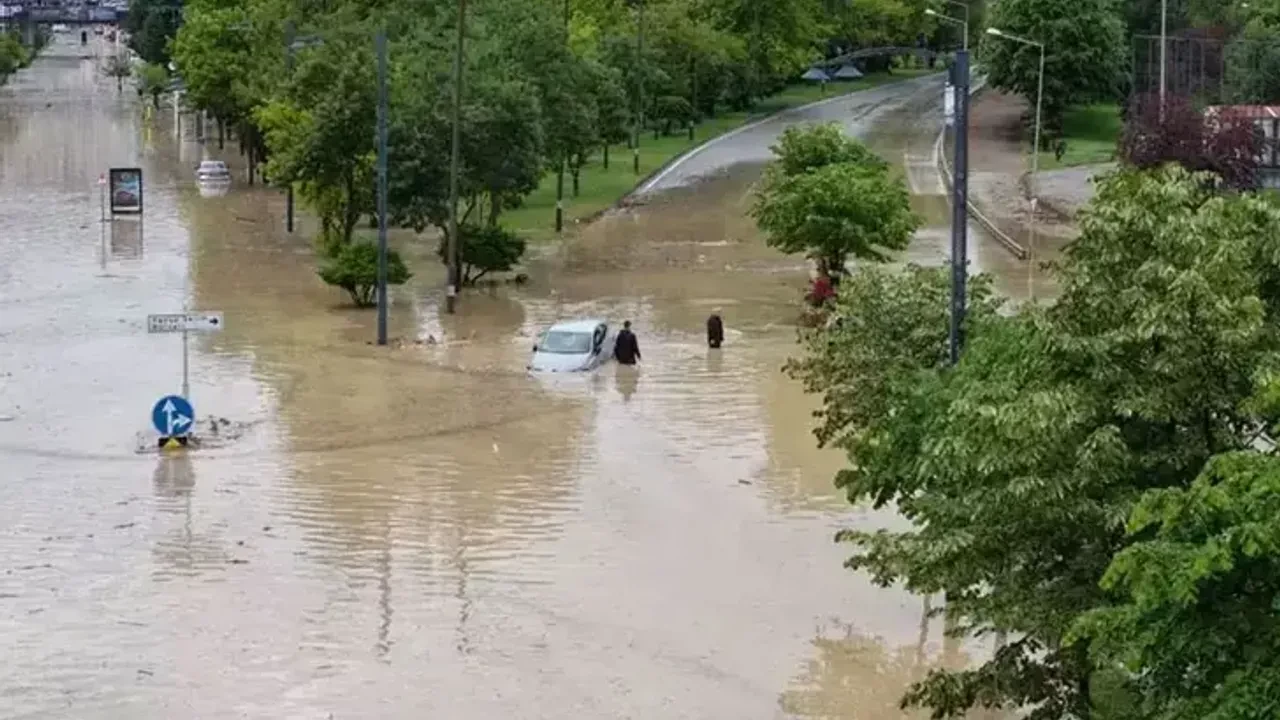 Trabzon’da selde kaybolan Hüseyin Aydın’ı arama çalışmaları sürüyor