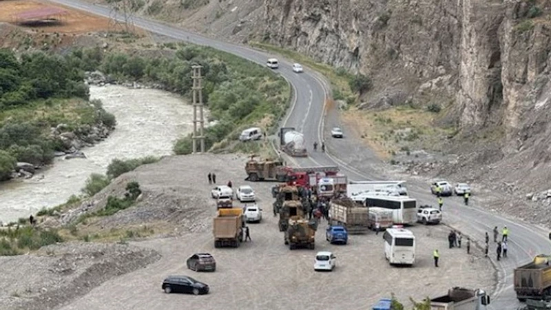 Hakkari Çukurca yolunda midibüs devrildi: 12 asker hafif yaralandı
