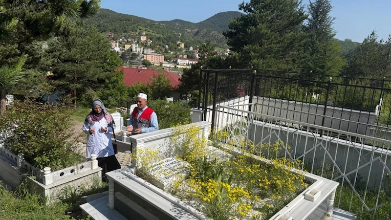 Ordu Büyükşehir kabir ziyareti öncesi vatandaşlara çiçek fidesi dağıttı