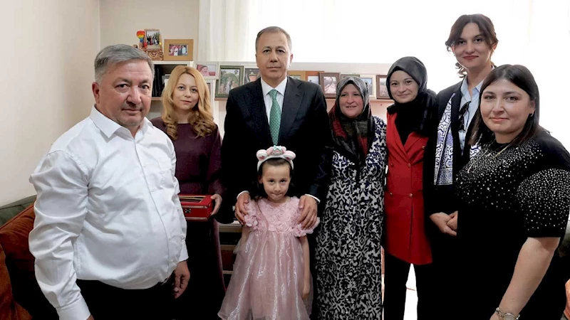 Bakan Yerlikaya’dan Şehit Teğmen Fikret Dinçer’in ailesine bayram ziyareti