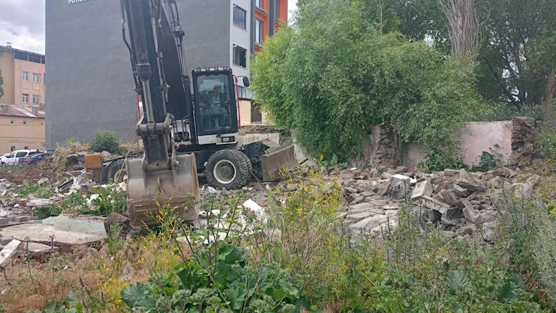 Kars Belediyesi’nden şehir estetiğine katkı: Metruk yapıların yıkımı sürüyor