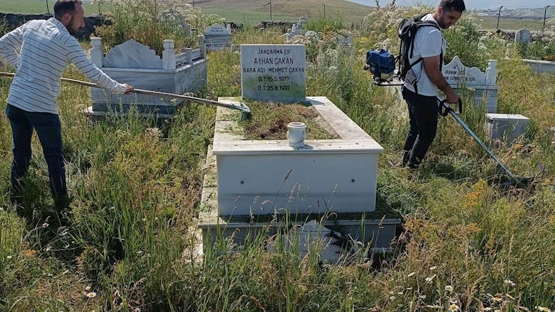 Susuz’da şehit mezarlıklarına vefa: Bakım ve temizlik çalışmaları gerçekleştirildi