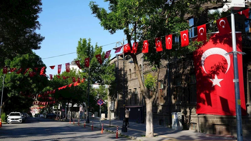 Kars’ta cadde ve sokaklar ay yıldızlı bayraklarla donatıldı: 