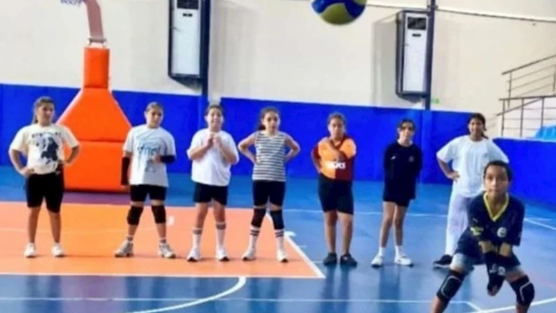 Serik’te gençler filede buluşuyor
