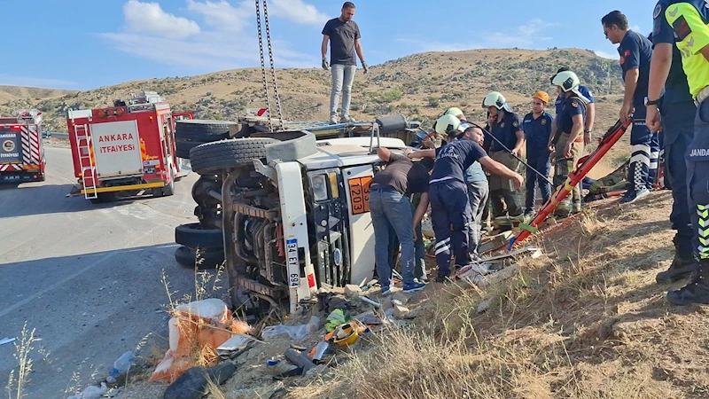Kaza yapan aracın sürücüsü, araç içinde sıkıştı