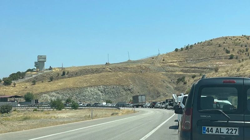 Elazığ-Pertek feribot iskelesinde kilometrelerce kuyruk oluştu