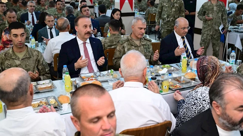Isparta Valisi  Erin, Gazilerle Komando Tugayı’ndab nir araya geldi