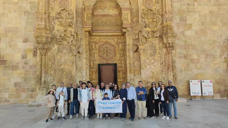 Sivas Turizm Derneği, 27 Eylül Dünya Turizm Gününde Divriği’yi gezdi